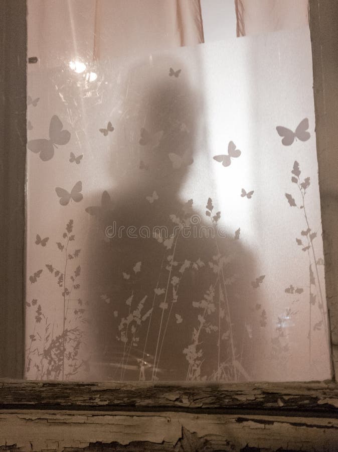 Silhouette Eines Mannes Im Fenster Bei Dämmerung Stockfoto