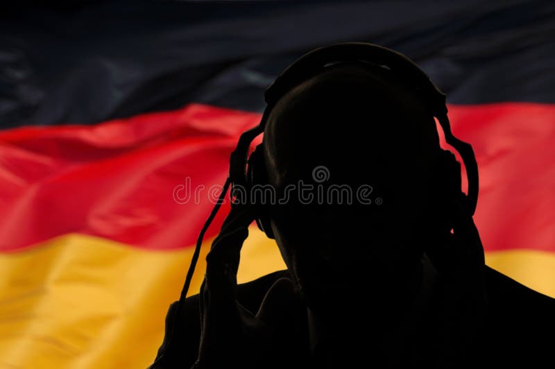 Silhouette eines Mannes in Kopfhörern auf dem Hintergrund der Flagge Deutschlands, lautstarke Gespräche, Geheimagent, Militär lizenzfreies stockbild Silhouette eines Mannes in Kopfhörern auf dem Hintergrund der Flagge Deutschlands, lautstarke Gespräche, Geheimagent, Militär lizenzfreies stockbild