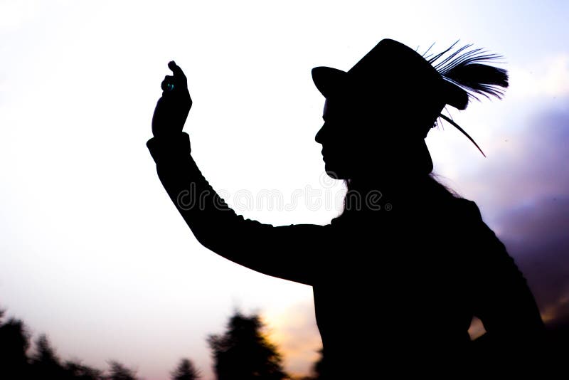 Silhouette eines Mädchens mit Glaskugel lizenzfreie stockbilder
