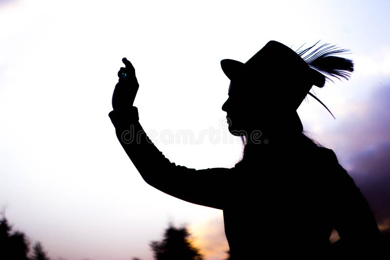 Silhouette eines Mädchens mit Glaskugel stockfoto