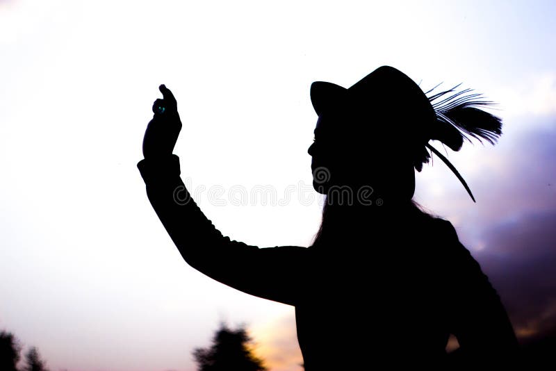 Silhouette eines Mädchens mit Glaskugel stockfoto