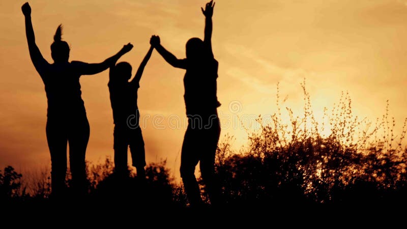 Silhouette, enfants heureux avec la mère et père, famille au coucher du soleil photographie stock libre de droits Silhouette, enfants heureux avec la mère et père, famille au coucher du soleil photographie stock libre de droits
