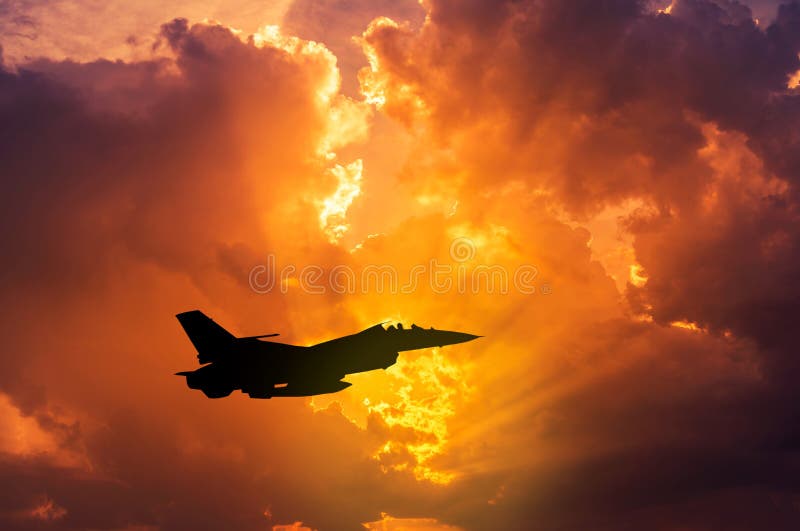 Falco guerriero attuale militare un aereo volare sul tramonto.