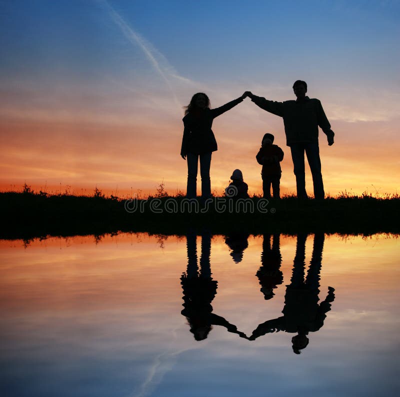 Silhouette casa di famiglia sul tramonto dell'acqua.