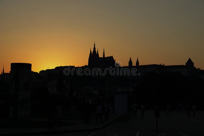 Silhouette foncée de château de Prague dans la République Tchèque pendant le coucher du soleil images libres de droits Silhouette foncée de château de Prague dans la République Tchèque pendant le coucher du soleil images libres de droits