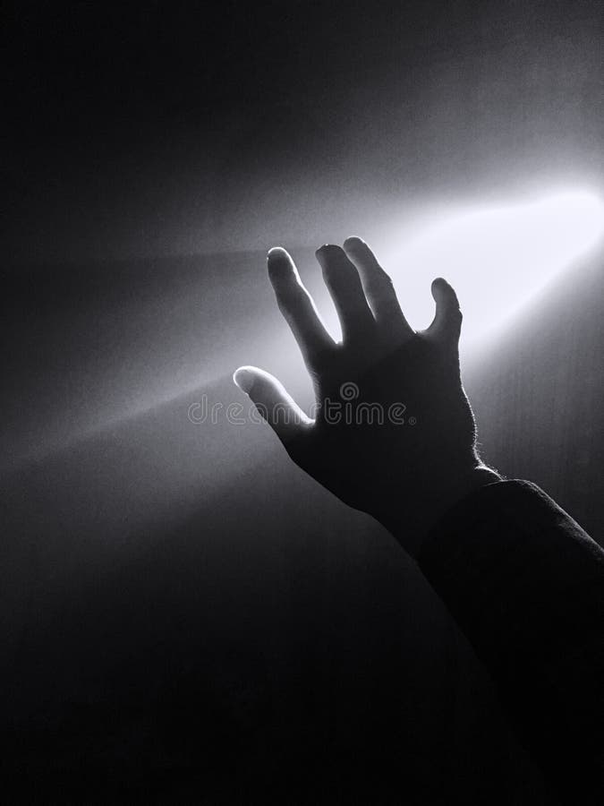 silhouette foncée de main masculine humaine avec des doigts dans la lumière de projecteur ou de contre-jour avec le geste sur le photographie stock libre de droits silhouette foncée de main masculine humaine avec des doigts dans la lumière de projecteur ou de contre-jour avec le geste sur le photographie stock libre de droits