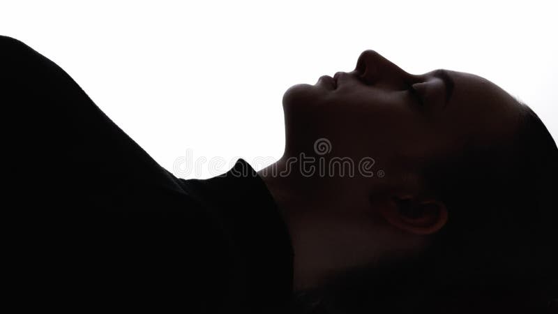 Silhouette féminine verticale face contour femme banque de vidéos