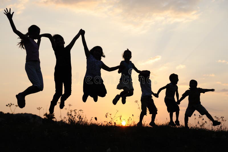 Silhouette, groupe d'enfants heureux image stock