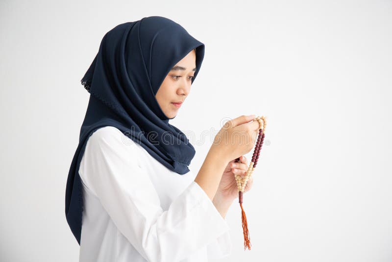 Silhouette junges Frauenmuslimgebet mit Hijab beten zu Gott Front der Landschaft Sicht Konzept für eid mubarak, Leben und Seele stockbilder Silhouette junges Frauenmuslimgebet mit Hijab beten zu Gott Front der Landschaft Sicht Konzept für eid mubarak, Leben und Seele stockbilder
