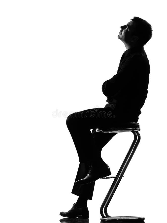 Silueta kaukazský podnikateľské myslenie človeka zamyslieť sa sititting na nohy stolice plnej dĺžke na studio izolované na bielom pozadí.