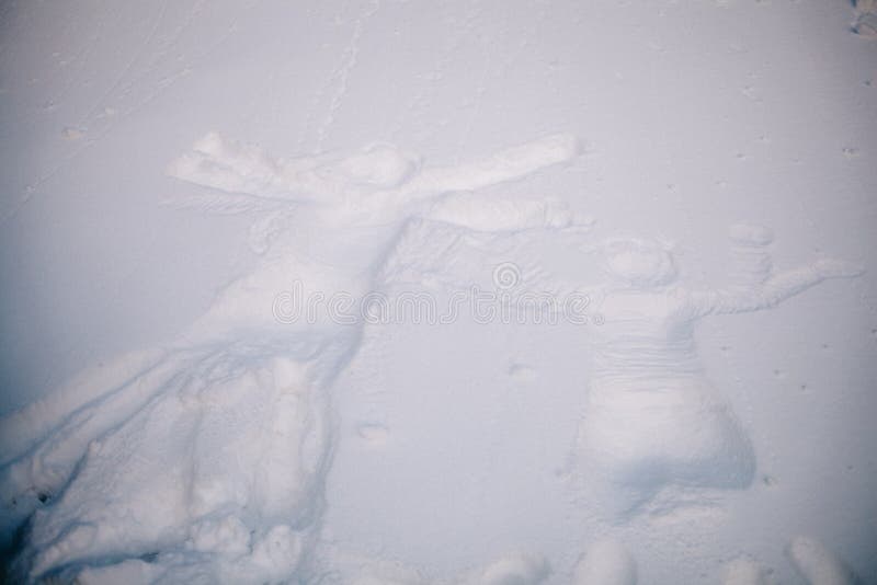 Da uomo un una donna disteso mani stampa sul la neve.