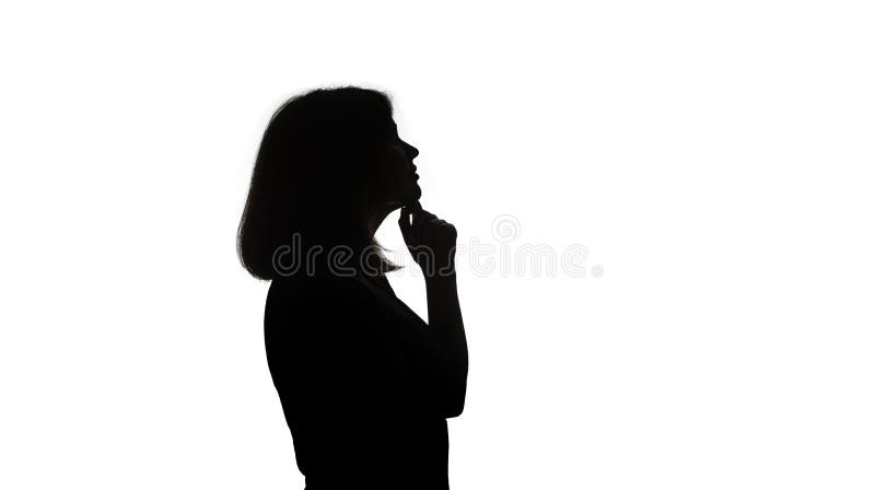 Silhouette med ung svart kvinna som tänker nåt. arkivfoto