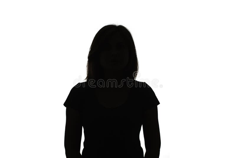 Silhouette med ung svart kvinna som tänker nåt. arkivbild
