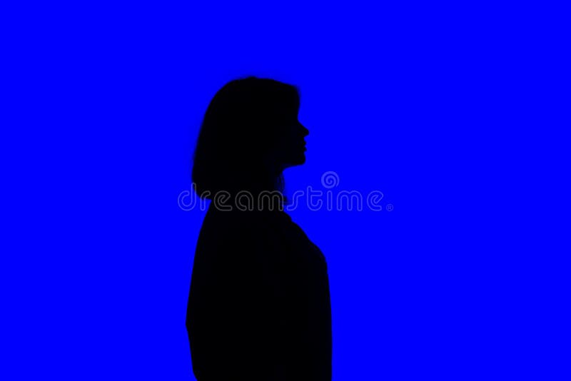 Silhouette med ung svart kvinna som tänker nåt. royaltyfria foton