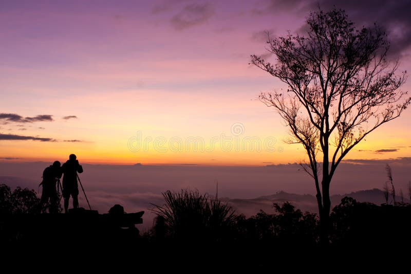 Silhouette prenant des photos au sujet d'horizontal image stock Silhouette prenant des photos au sujet d'horizontal image stock