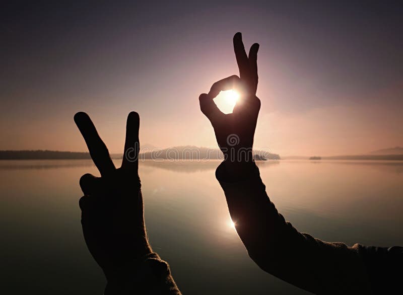 Silhouette som formas av händer med solljus på stranden royaltyfri fotografi Silhouette som formas av händer med solljus på stranden royaltyfri fotografi