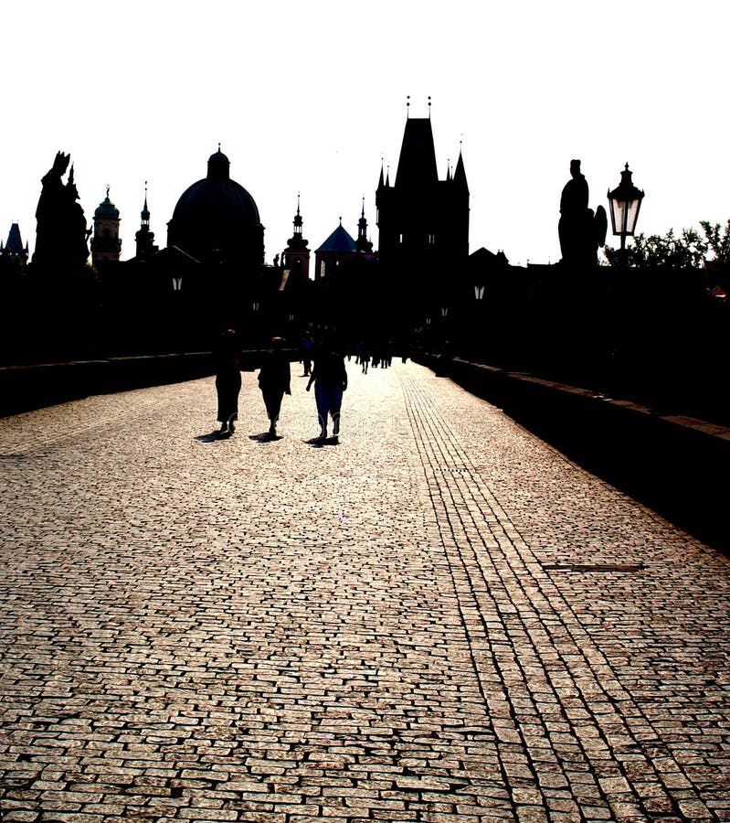 Silhouette sur la passerelle de Charles à Prague photos stock Silhouette sur la passerelle de Charles à Prague photos stock