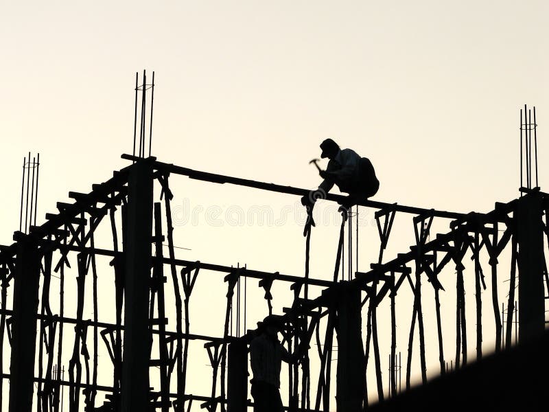 Dos trabajadores preparación cubrir nuevo piso.