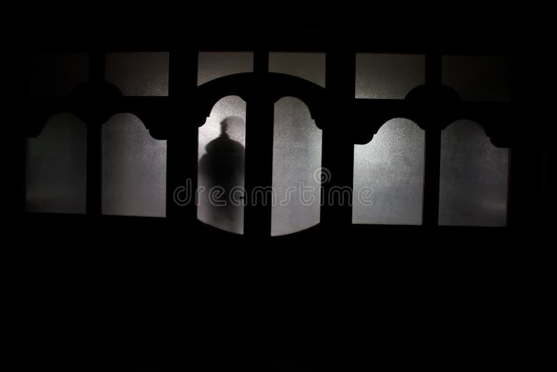 Silhouette Unknown Shadow Figure On Door Foto stock 1906363000