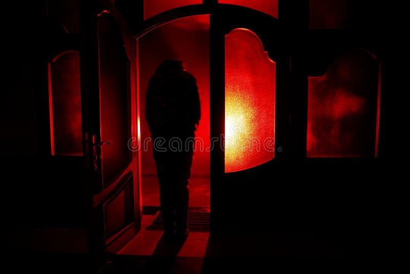 Silhouette Unknown Shadow Figure On Door Foto stock 1906363000