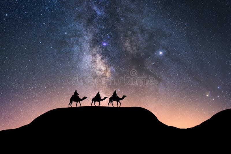 Silhouette von Reitern auf ihren Kamelen Nacht in der Wüste. stockbild