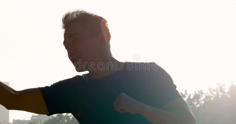 Silhouette Young man Boxing training durante il tramonto