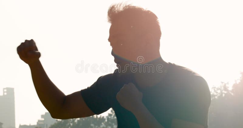 Silhouette Young man Boxing training durante il tramonto