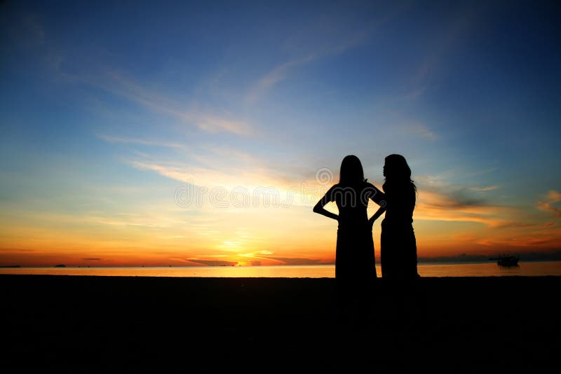 Silueta joven mujer buscando atardecer sobre el Playa.