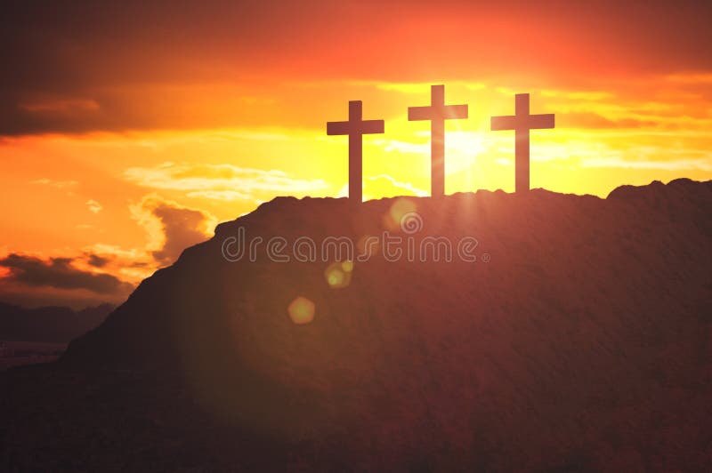 Silhouetten van drie kruisen bij zonsondergang op heuvel Godsdienst en christendomconcept