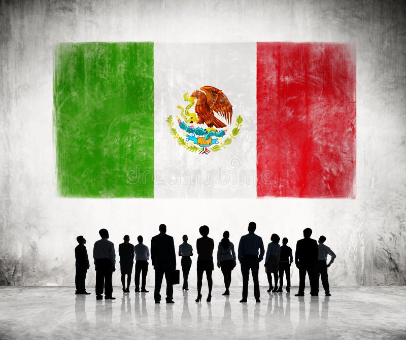 Silhouetten van Mensen die de Mexicaanse Vlag bekijken stock foto's Silhouetten van Mensen die de Mexicaanse Vlag bekijken stock foto's