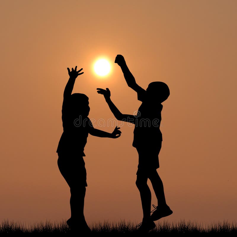 Silhouettes d'enfants jouant avec le soleil photos libres de droits Silhouettes d'enfants jouant avec le soleil photos libres de droits