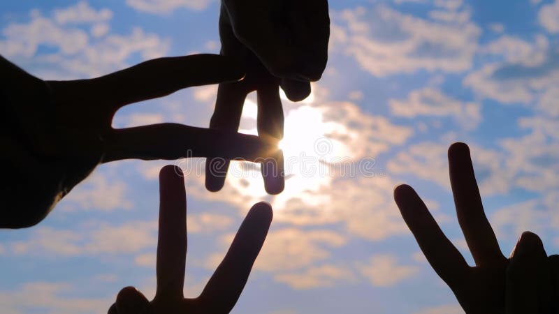 Silhouettes de quatre mains montrent le signe de victoire du geste de paix banque de vidéos