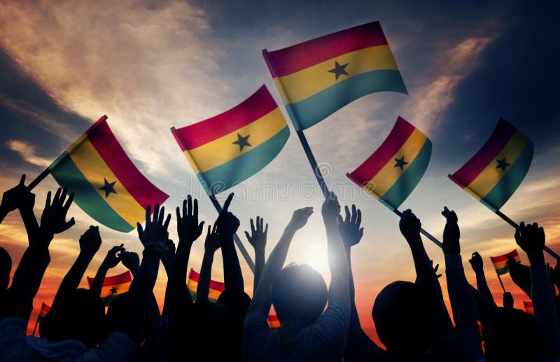 Silhouettes des personnes tenant le drapeau du Ghana photo stock Silhouettes des personnes tenant le drapeau du Ghana photo stock