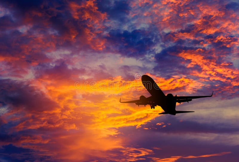 Silhouettez l'avion de passager volant loin dedans à l'altitude extrèmement haute pendant le temps de coucher du soleil