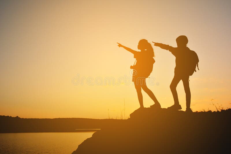 Silhouettez les femmes et le randonneur de fille sur la montagne supérieure images stock Silhouettez les femmes et le randonneur de fille sur la montagne supérieure images stock