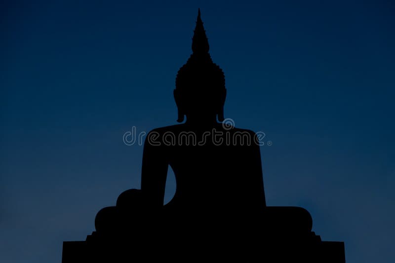 Silhouettieren Sie Buddha-Statue in der Dämmerungszeit, respectation von buddh stockfotos Silhouettieren Sie Buddha-Statue in der Dämmerungszeit, respectation von buddh stockfotos