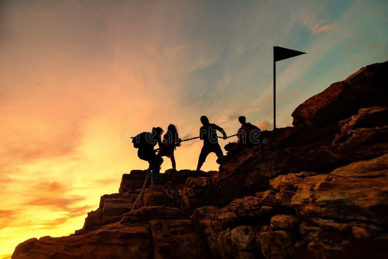 Silhouettieren Sie die männlichen und weiblichen Wanderer, die oben Gebirgsklippe, Hilfen und Teamarbeitskonzept klettern