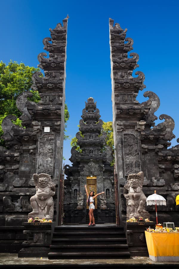 Silhouettieren Sie junges sexy Mädchen der Schönheit, Frau auf dem Hintergrund Eingang zum hindischen Tempel des Balinese stockfotografie Silhouettieren Sie junges sexy Mädchen der Schönheit, Frau auf dem Hintergrund Eingang zum hindischen Tempel des Balinese stockfotografie