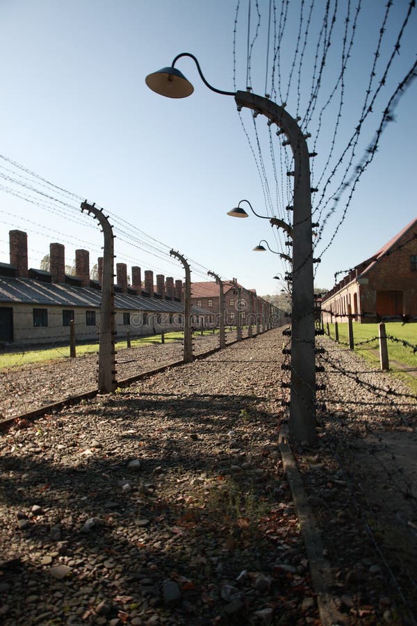Silhouettierte Lampe und Stacheldraht, Auschwitz stockfoto
