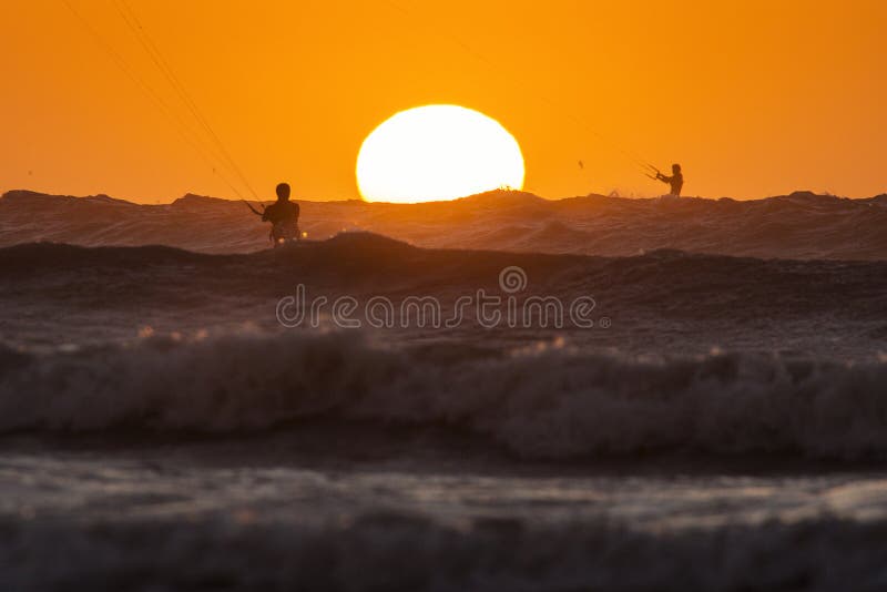 Z kitesurfingu těší velký vlny na západ slunce přes slunce v, maroko.