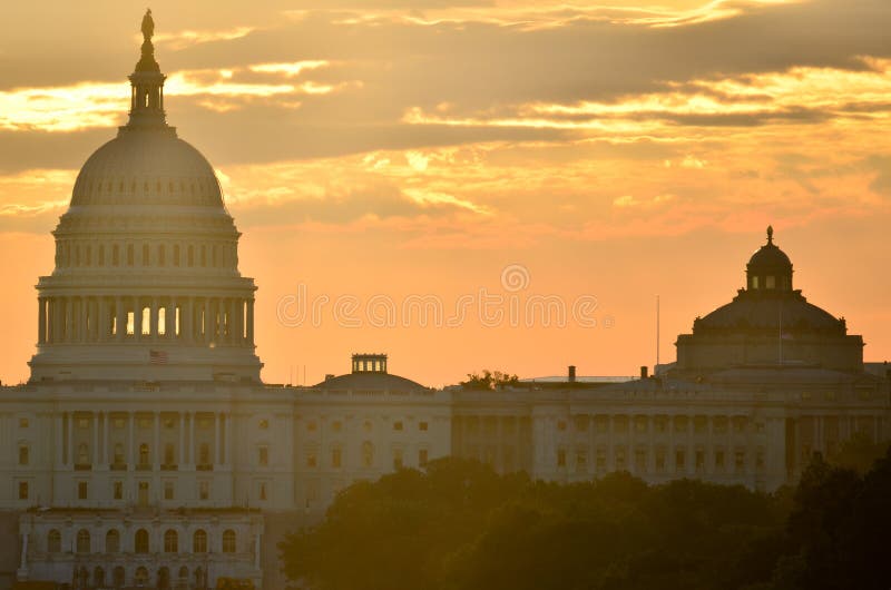 Silhueta da abóbada do Capitólio dos E.U., Washington DC foto de stock Silhueta da abóbada do Capitólio dos E.U., Washington DC foto de stock