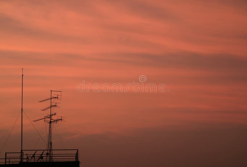 Silhueta da antena da tevê contra o céu nebuloso cor-de-rosa bonito no crepúsculo de Banguecoque imagens de stock royalty free Silhueta da antena da tevê contra o céu nebuloso cor-de-rosa bonito no crepúsculo de Banguecoque imagens de stock royalty free