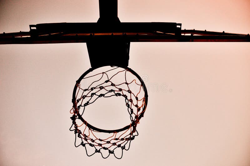 Silhueta da aro de basquetebol fotografia de stock