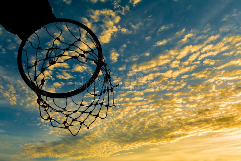 Silhueta da aro de basquetebol com céu dramático fotos de stock