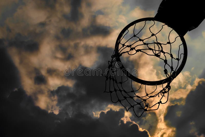 Silhueta da aro de basquetebol com céu dramático imagens de stock royalty free