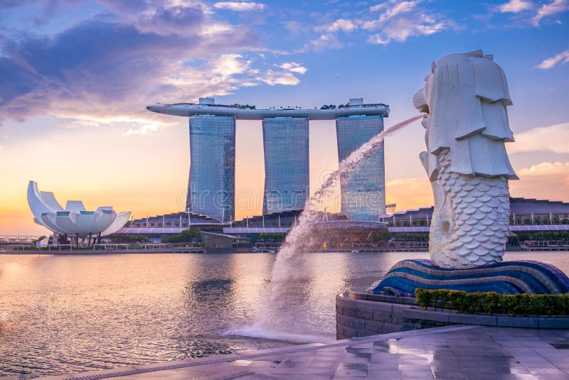 Silhueta da estátua de Merlion em singapore foto de stock Silhueta da estátua de Merlion em singapore foto de stock