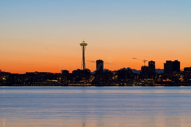 Silhueta da skyline de Seattle no nascer do sol imagem de stock Silhueta da skyline de Seattle no nascer do sol imagem de stock
