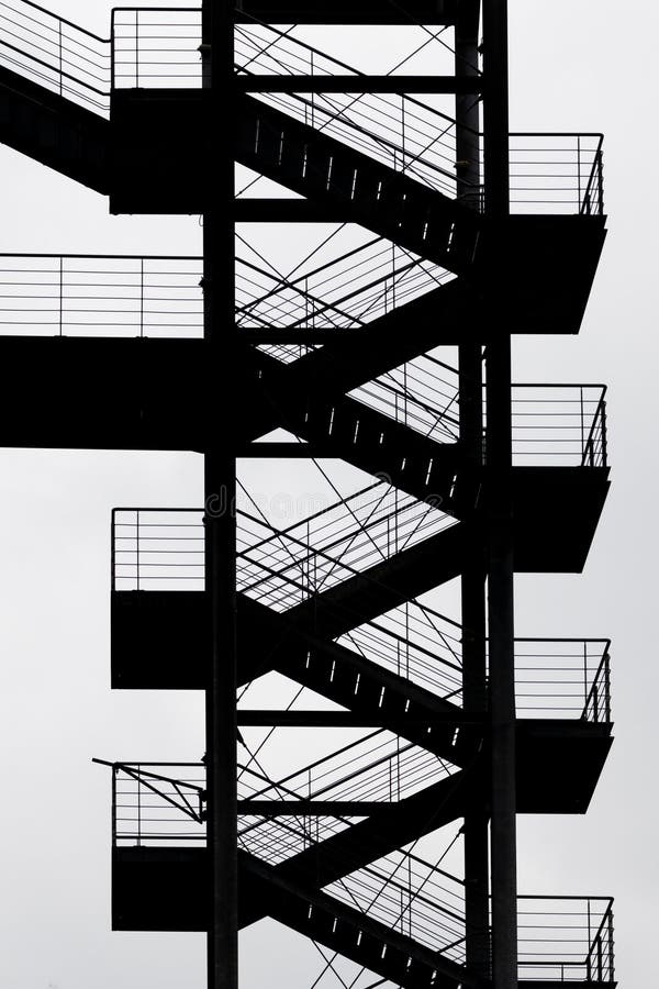 Silhueta de escadas de metal industrial branco e preto