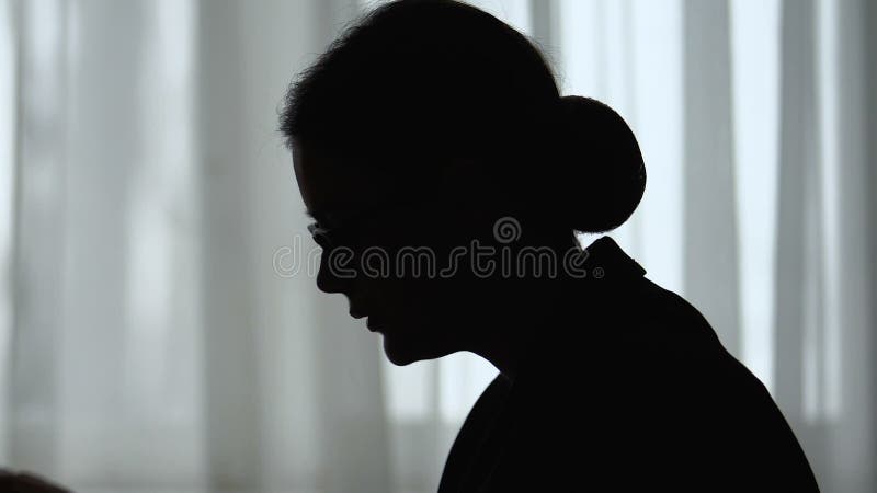 Solitária Feminina Silhueta Escura Triste Cara De Mulher Triste