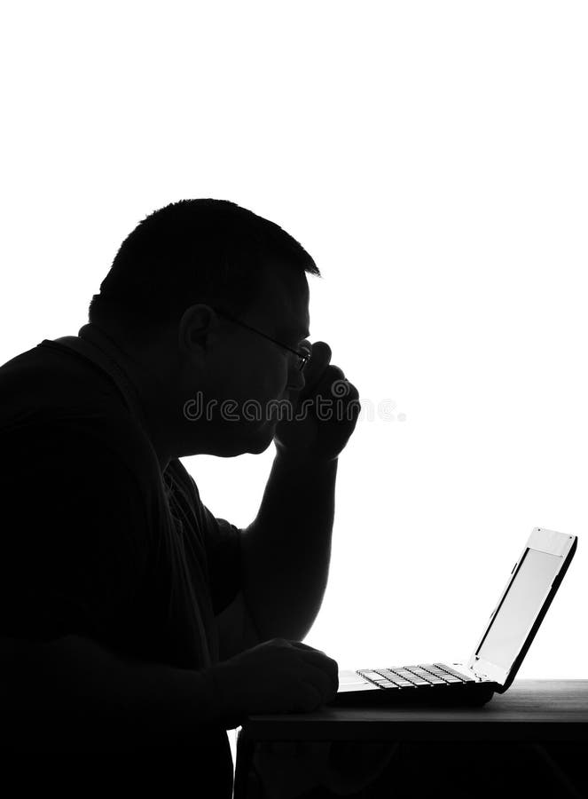 Silhueta de um homem que conduz um estilo de vida sedentariamente em um computador imagens de stock royalty free Silhueta de um homem que conduz um estilo de vida sedentariamente em um computador imagens de stock royalty free